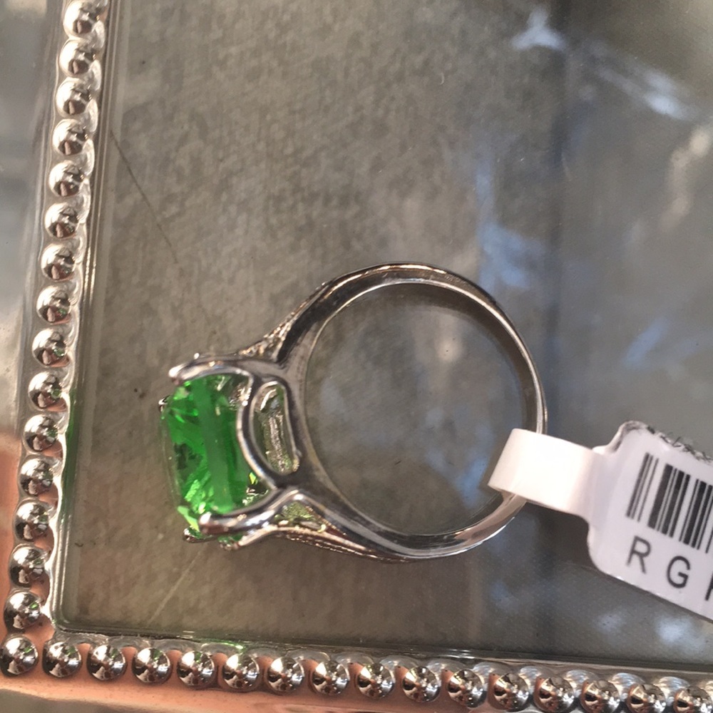 Beautiful Peridot Gemstone  Ring In Silvertone - Picture 5 of 5